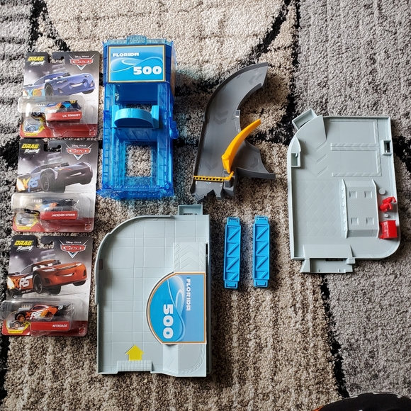 Disney Pixar Cars Piston Cup Garage Playset and 3 Pixar Cars - Picture 2 of 16